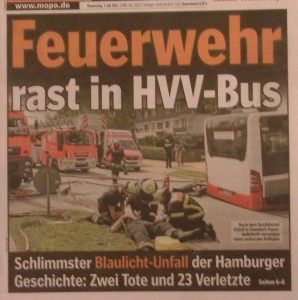 Schlagzeile: Feuerwehr rast in HVV-Bus