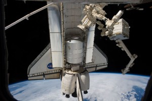 Space-Shuttle an der ISS angedockt und von dieser aus fotografiert.